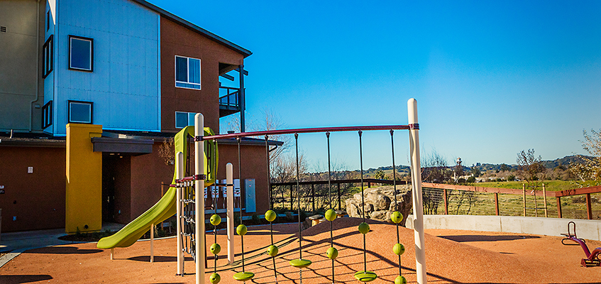 Imagen de parque infantil y complejo de viviendas en Napa. Image of playground and housing complex in Napa.
