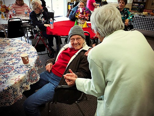 Imagen de residentes mayores de Burbank Housing disfrutando de una conversación